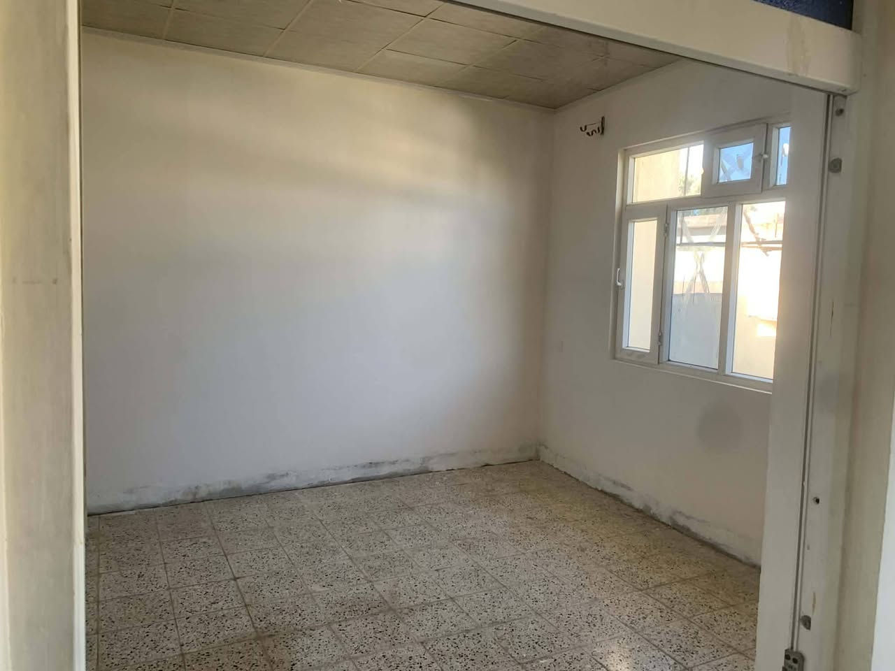 تتكون من غرفة نوم ومطبخ وصحيات 
وبلكونة واسعة 
العنوان حي الملايين  
السعر ٢٥٠ الف وبيها مجال 
للتفاصيل واستلام فديو لها 
التواصل 
الاتصال ***********
‏‪+9647511645342‬‏
