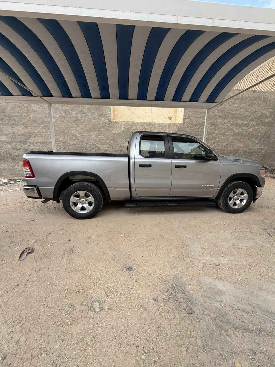 السلام عليكم للبيع بك هورن سيارة جديدة ولله الحمد ٢٠٢٣ ضربتها قرب قبق البنزين ٦ سلندر ٣٦٠٠ ايتورك ماشيه ٢٩ الف كيلومتر 
للاستفسار ***********
