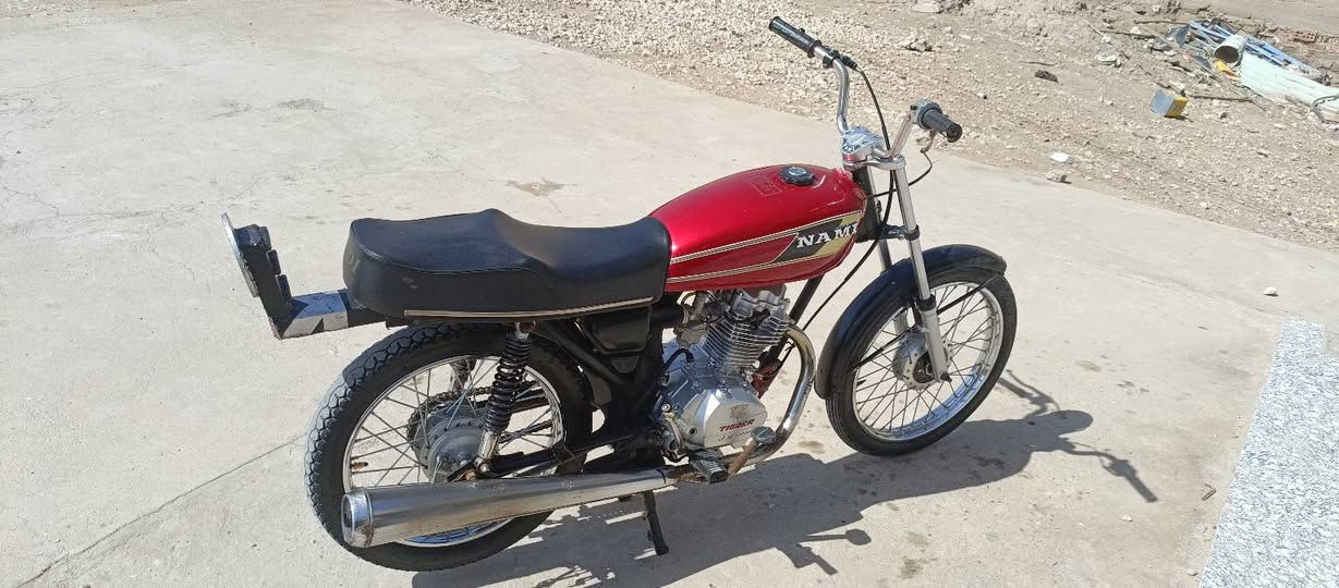 السلام عليكم للبيع تعمير جديد مصارلها شهر ب450وبيها مجال مكينه تايكر اقل الشهر من انشدت وتعميره كلها شلامجه الدراجه ضايعه اروقها عندي بوري رفيع كشن سي دي اي وتانكي هونده ثقيل 
شلعه معدل وفصله الي بخاطره *********** مكان بابل حي الجزائر
