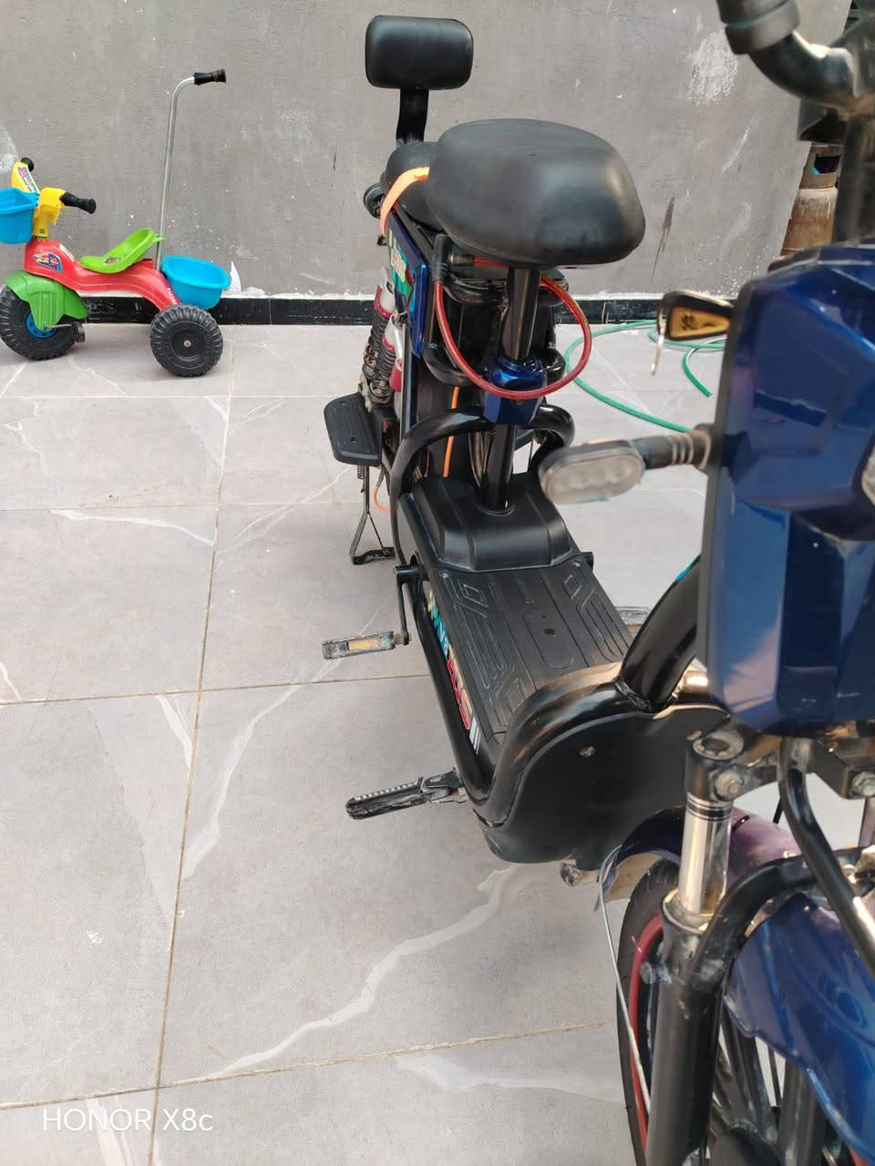 السلام عليكم: دراجه شحن للبيع فول مواصفات موديل 2024حديث 5بطاريات. السعر350.بيها مجال. مكاني ناصريه سوق الشيوخ شراي خاص. او.على الرقم. ***********
