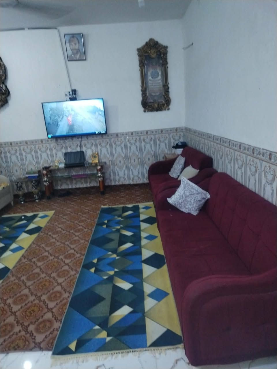دار سكن زراعي قانون ٢٥ مساحته ٢٠٠ متر حي حواس شارع الحسينيه الرئيسي طابقين يحتوي الطابق الأول ع ٢ غرفه نوم وصاله ومطبخ واستقبال وصحيات والطابق الثاني ٢ غرفه نوم البناء بلوك والسقف عكاده للإستفسار مراجعه مكتب القريني للعقار الجمعيه بالقرب من السايدين *********** او ***********
