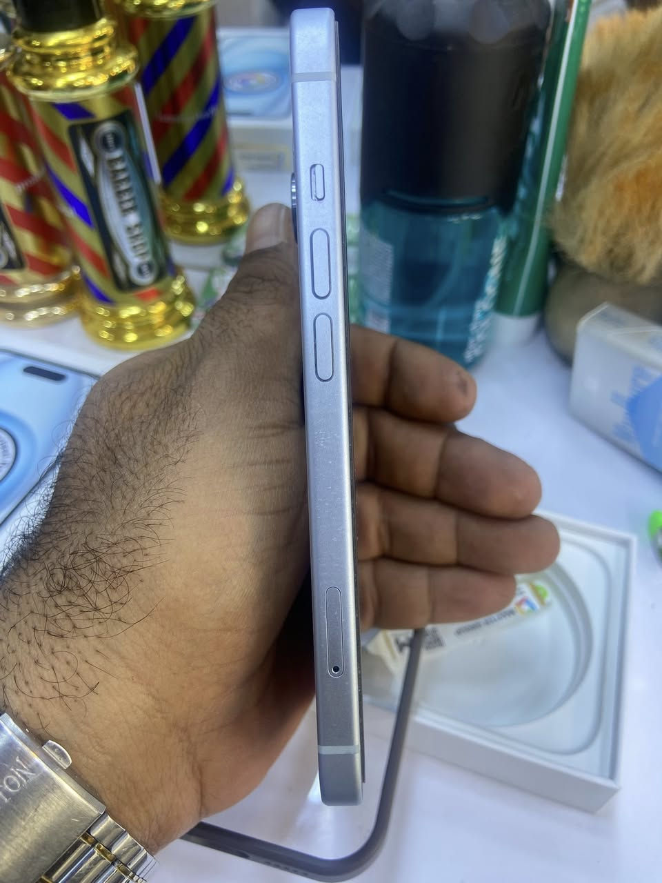 ايفون 15 الصغير الصغير مكفول جديد على ايدي استعمال شخصي اتصال ***********واتس اب وخط السعر 750
