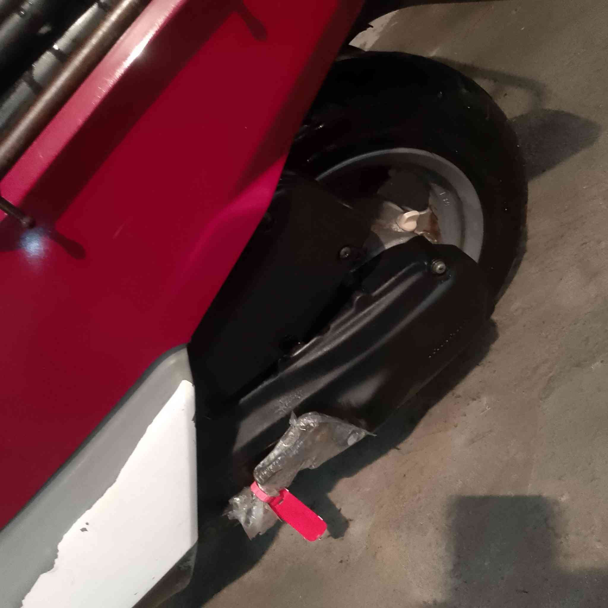 دراجه بيكم صارله شهر طالع وكيل برغي ما مفتوح بيه 750شراي يراسلني واتساب ***********رقم صحب دراجه
