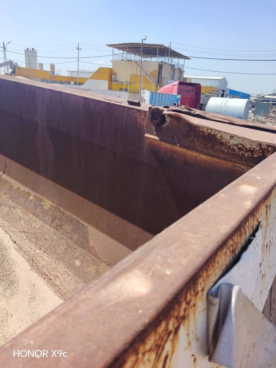 السلام عليكم مان للبيع
مع نساف مالتها محرك كايم 
رقم شمالي 
اتصل ***********
***********
