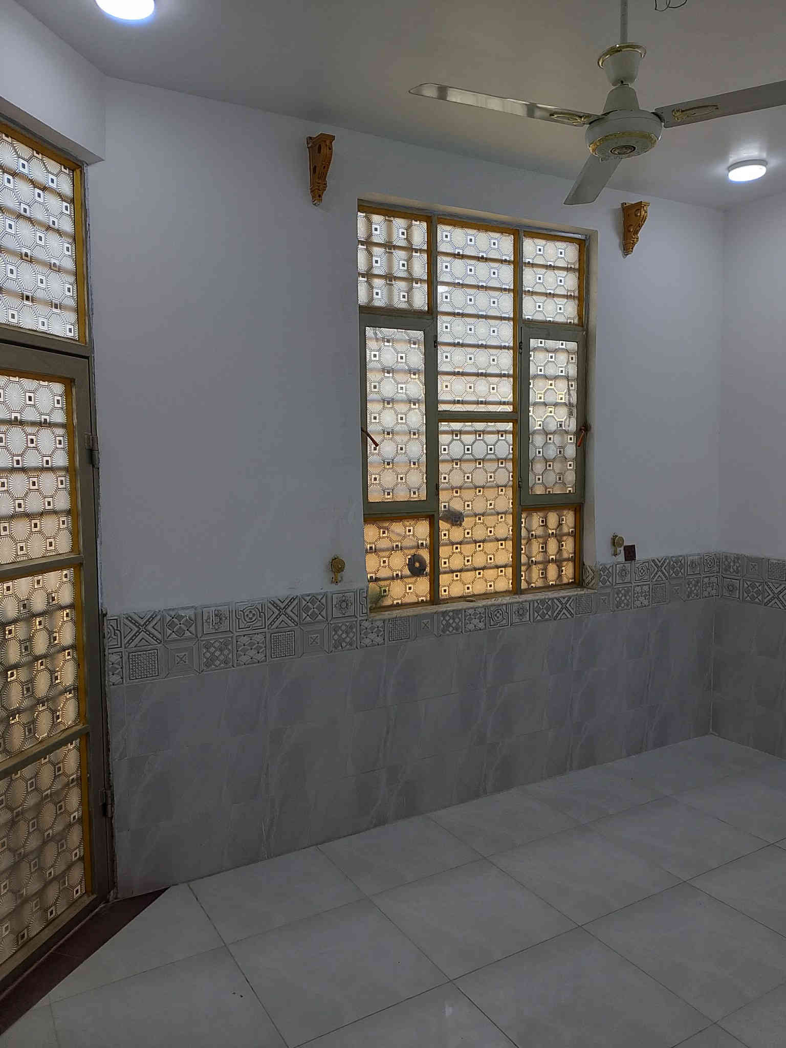 بيت للبيع ب حي الحكيم شارع بني تميم قرب المدرسة الجديدة المساحة  100متر مربع طابو زراعي مرقم بلديه بيه غرفه هول وصاله و استقبال ومطبخ وحمام سعر40 على او اتصال ***********
