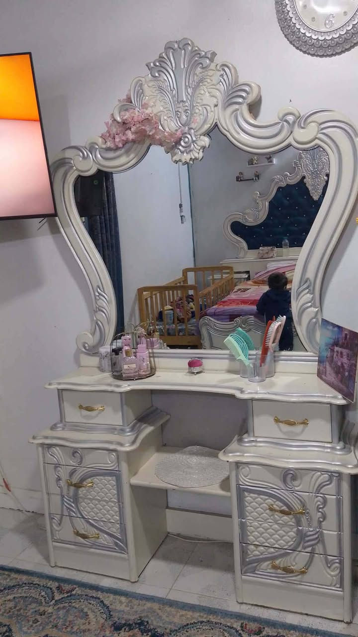 السلام عليكم غرفة نوم كنتور مع سرير مع كومديات ثنين وميز تواليت نضيفه جدا السعر ٦٠٠ قفل 
للاتصال ***********
