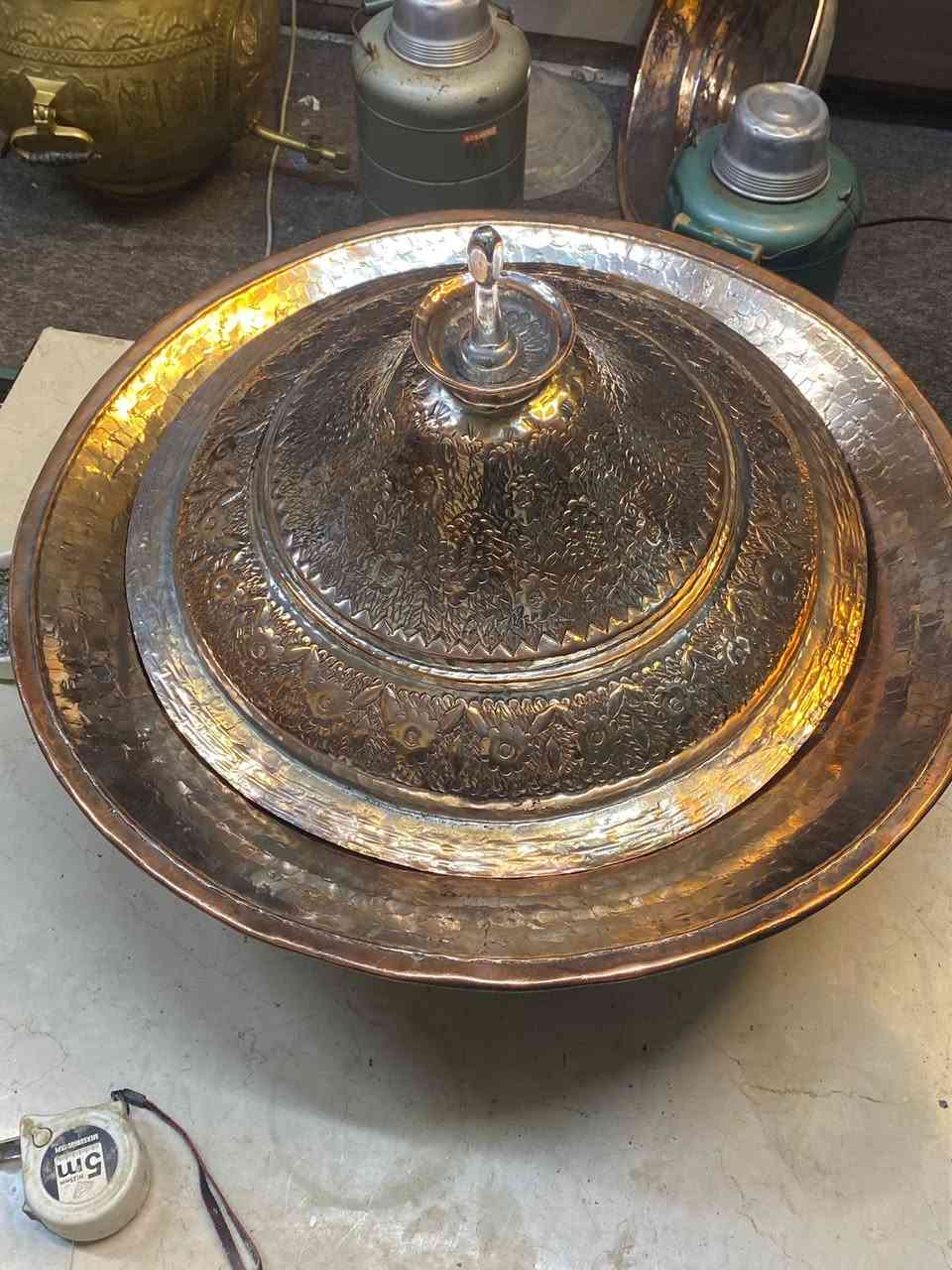 السلام عليكم منسف نحاس احمر ضخم منقوش قياس ٥٨سم وزن ثقيل ***********
