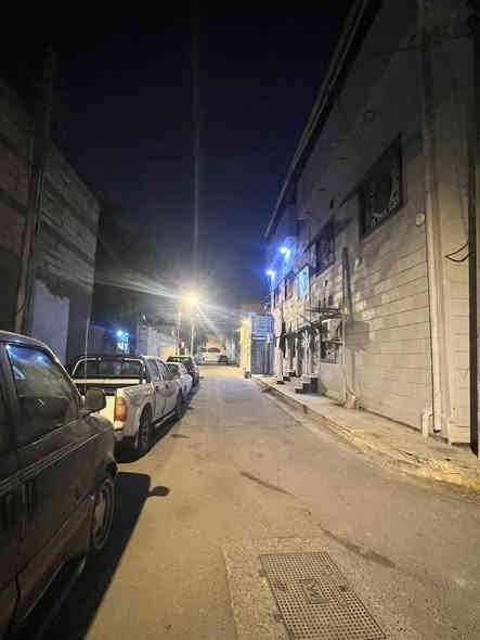 سلام عليكم 
بناية للبيع في نواب الضباط ركن عله شارعين يم مدارس المنار مساحة بناية 200 متر تحتوي بناية عله شقق كل شقه مساحتهه 100 تحتوي شقه عله غرفتين وصاله وصحيات ومطبخ مع كراج خاص للبناية عرض شارع فرعي 5وشارع ثاني 8 
بناء سنة 21 موقع شركة دور الضباط خلف المنضومة القديمة سعر البيع 650 شركة عقارات تراب البصرة ***********
