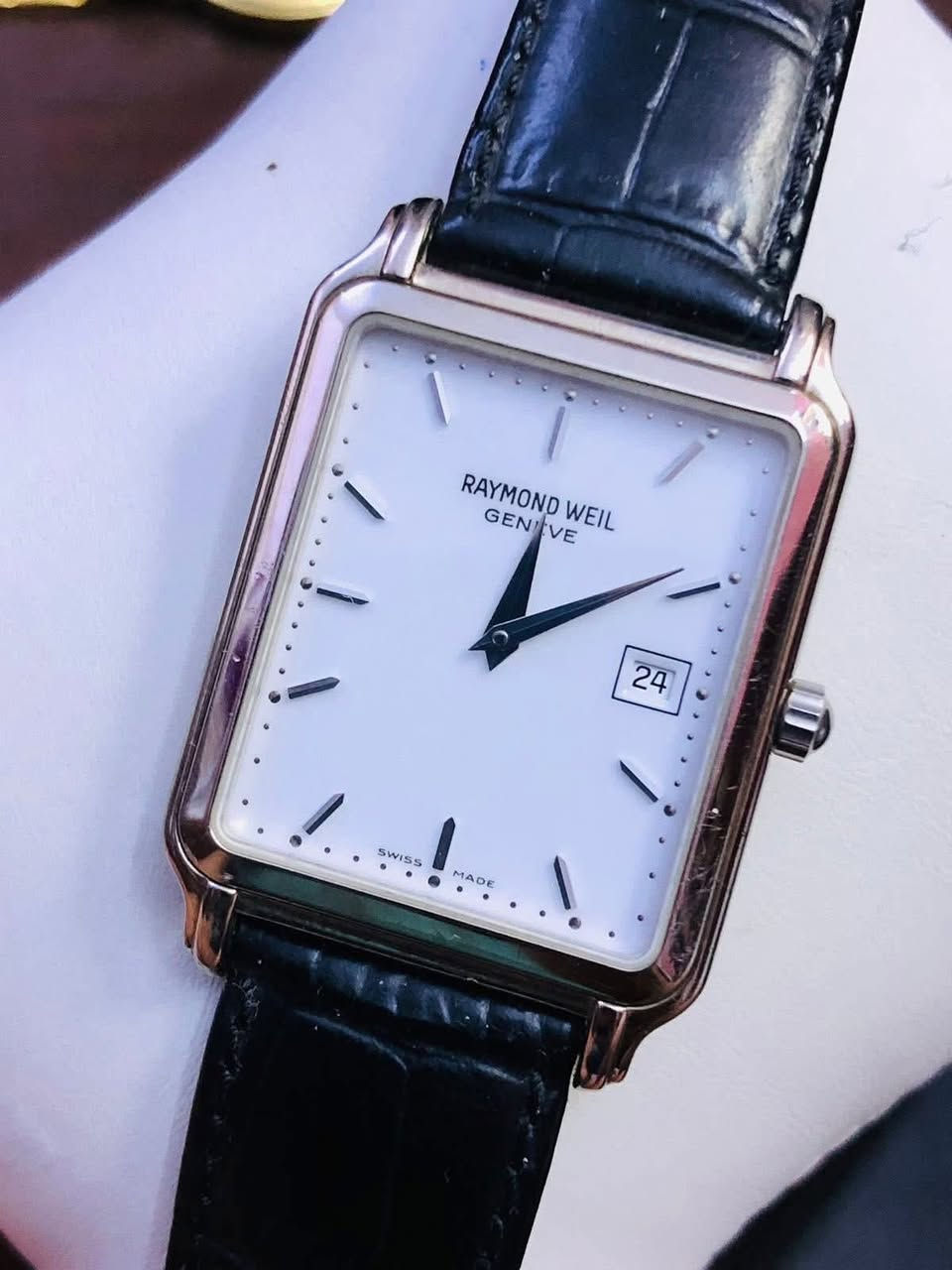 ساعة رايموندويل جنيف  
‏( RAYMOND WEIL)
سويسري اصلي- كواتز 
مينه مميزة  - المعدن فولاذ        
لوك غير مستعملة 
للاتصال ***********
