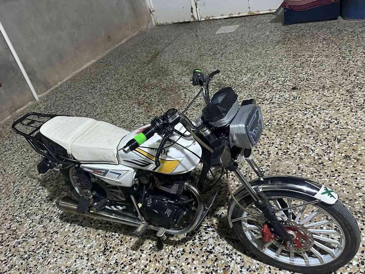 سلام عليكم دراجه لبيع موديل ٢٤ شكل ل٢٥ اوراق سحب المكان ديالى شهربان السعر ٦٥٠ وبيهه مجال الرقم ***********

