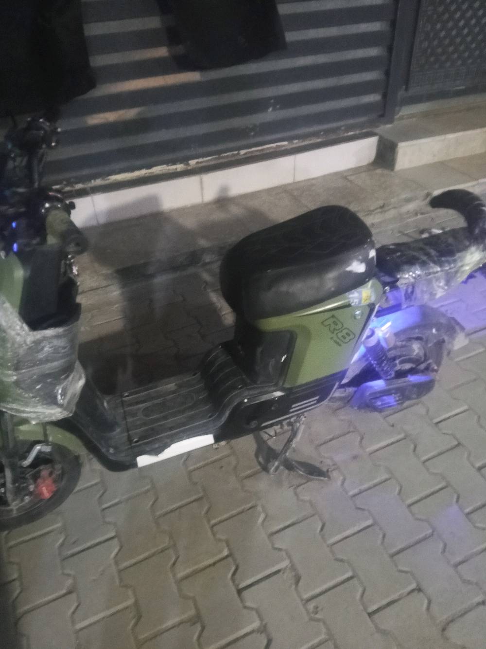 دراجة كهربائية حديثة، مزودة بأضواء ليد لإضاءة مميزة ليلاً. شاشة العرض توضح السرعة ومستوى البطارية. حالة الدراجة ممتازة وجديدة تماماً، مثالية للتنقل اليومي الاقتصادي والسريع داخل المدينة.