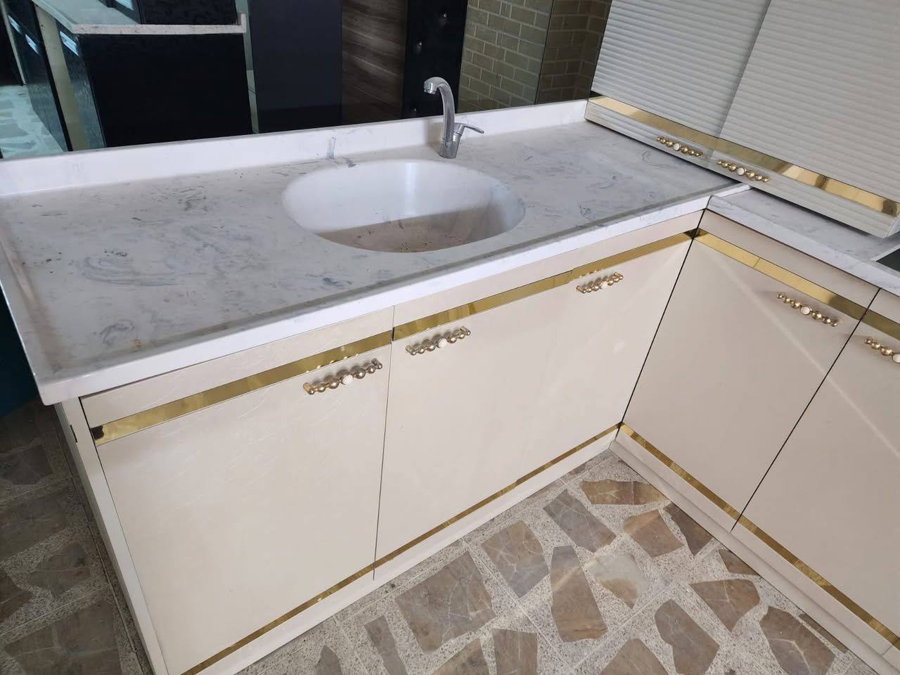 مستخدم شي قليل 
قياس 3 امتار و 10 مع بوكس ثلاجه 
وسنك مترين كامل مرمر 
عنوان اربيل نقل حد بغداد علينا 
للستفسار ع وتساب ***********
