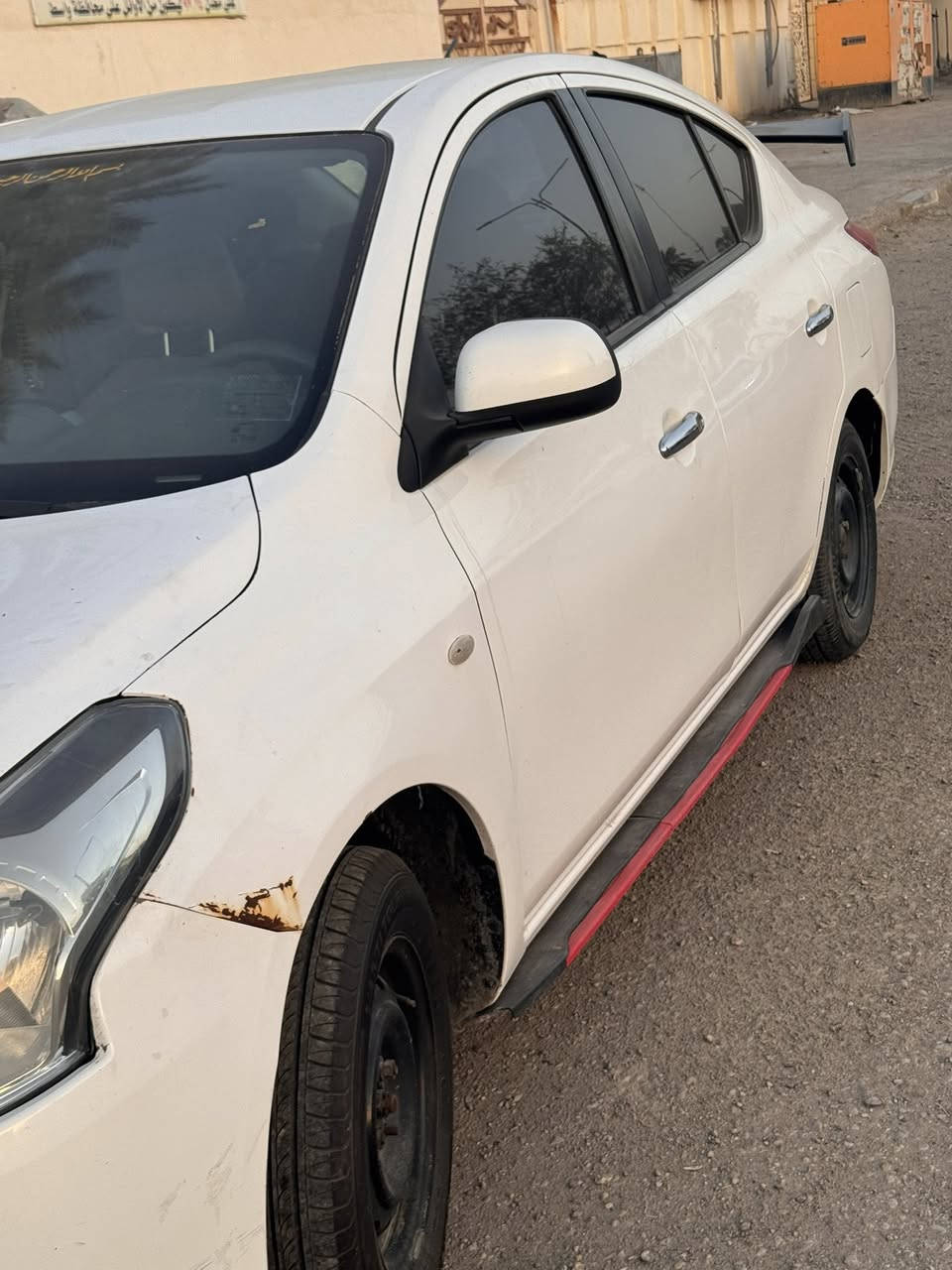 نيسان سني 2018 للبيع رقم واسط باسمي بيها قطعه صبغ بين الجاملغ والباب خلف السائق وشبر صبغ بالجاملغ الامامي مكينه وكير سليم صدر امامي خلفي جديد استوني مبدله كهربائيات كلها شغاله لايت زنون 
السعر:88ورقه قفل قفل 
المكان واسط الكوت 
***********
