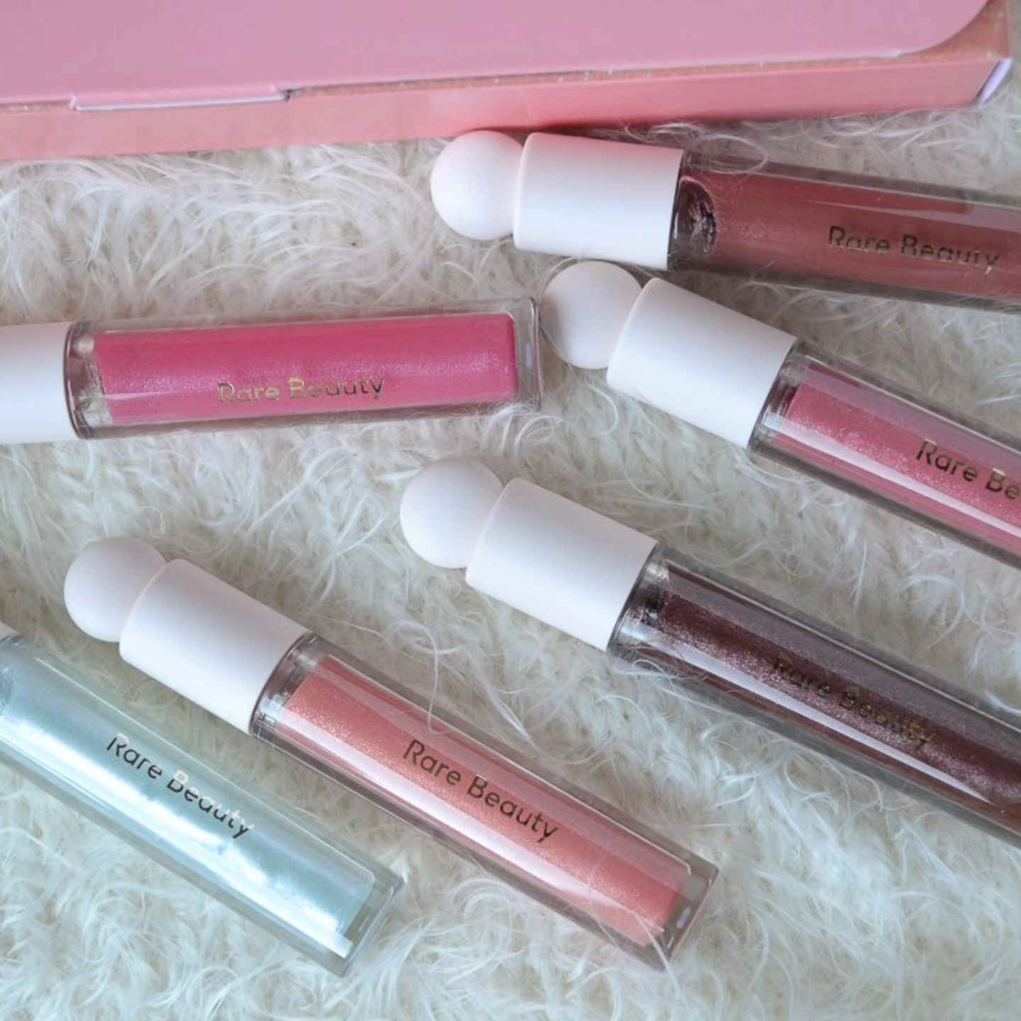 گلوسات رير بيوتي  Rare Beauty 🫦⋆౨ৎ˚🍓 تدرجات تمووت ترطب وتعطي فوليوم 
تناسب جميع الأوقات واللوكات ⏰
ومتشقق الشفه نهائي ترطب الشفة وماتخليها تيبس ✨😍
أختاري اللون الي يعجبج وجربي  !! 🙈

القطعـة 3
القطعتين 5
ثلاث قطـع 7

📍ملاحظة📍هذا المنتج مايطلع بطلبية وحدة الة مع الطلب منتج ثاني بي توصيل.


**إذا كنت صاحب هذا الإعلان وتريد حذفه لأي سبب، رجاءا أرسل رسالة إلى الدعم الفني**