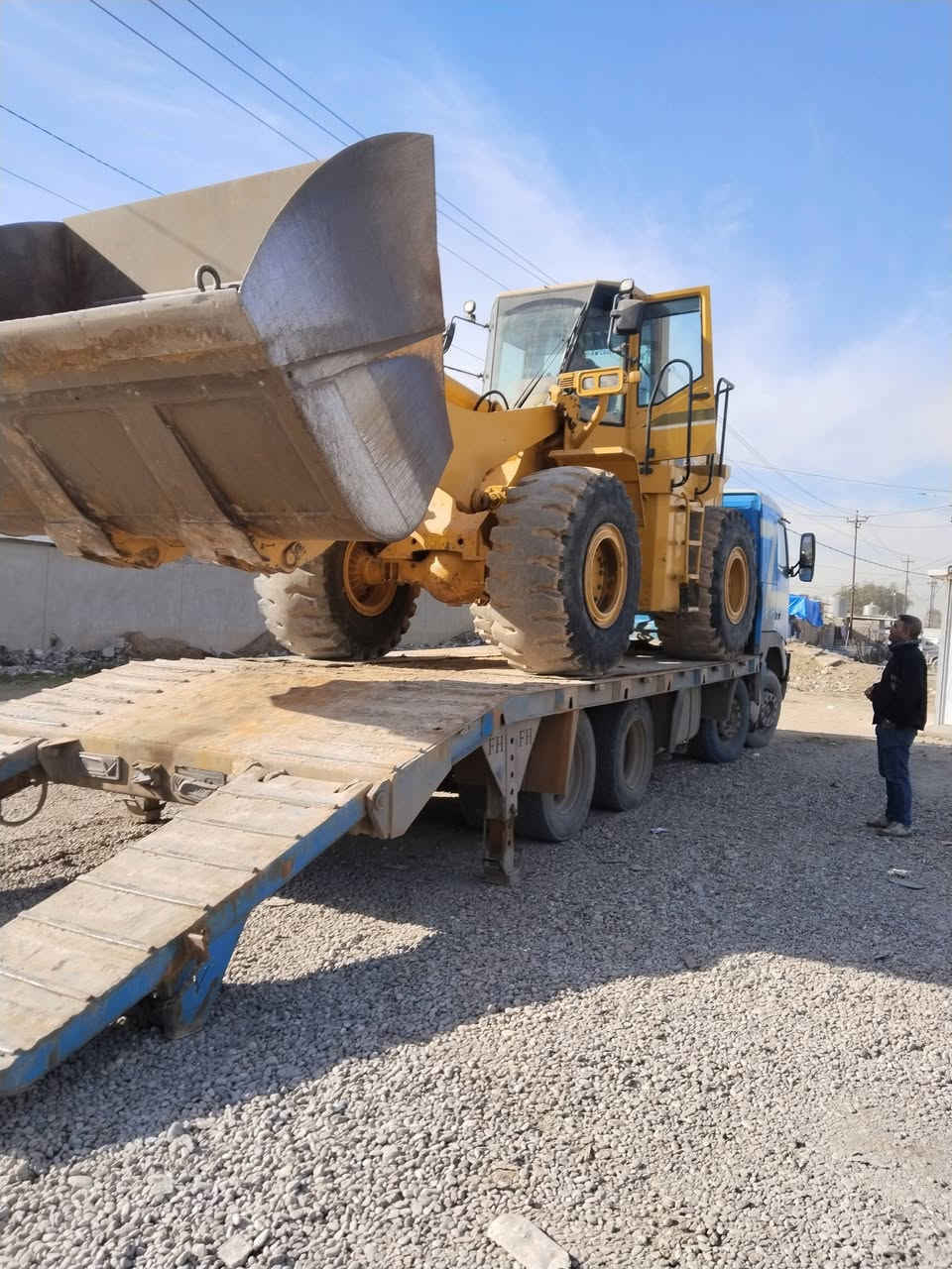 فالفو لودر عقرب للبيع حجم ٤٢٠ موديل ١٩٩٥  رقم نينوى سنويه جديده لل٢٠٣٠  حصه كاز بيها باسمي رجل اللودر جكات هادروليك السعر ٤ شدات وبي مجال  للاتصال  ***********
