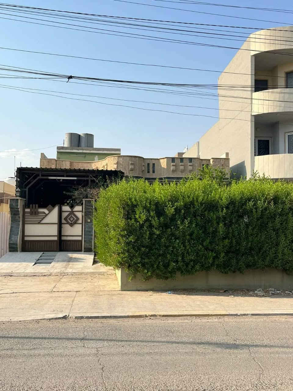 للبيع ....مساحة 300 متر واجها 12.5 ملك صرف شرط التحويل طابق واحد فول موصفات في منطقة دوميز للتواصل خاص او الاتصال على ***********
***********
