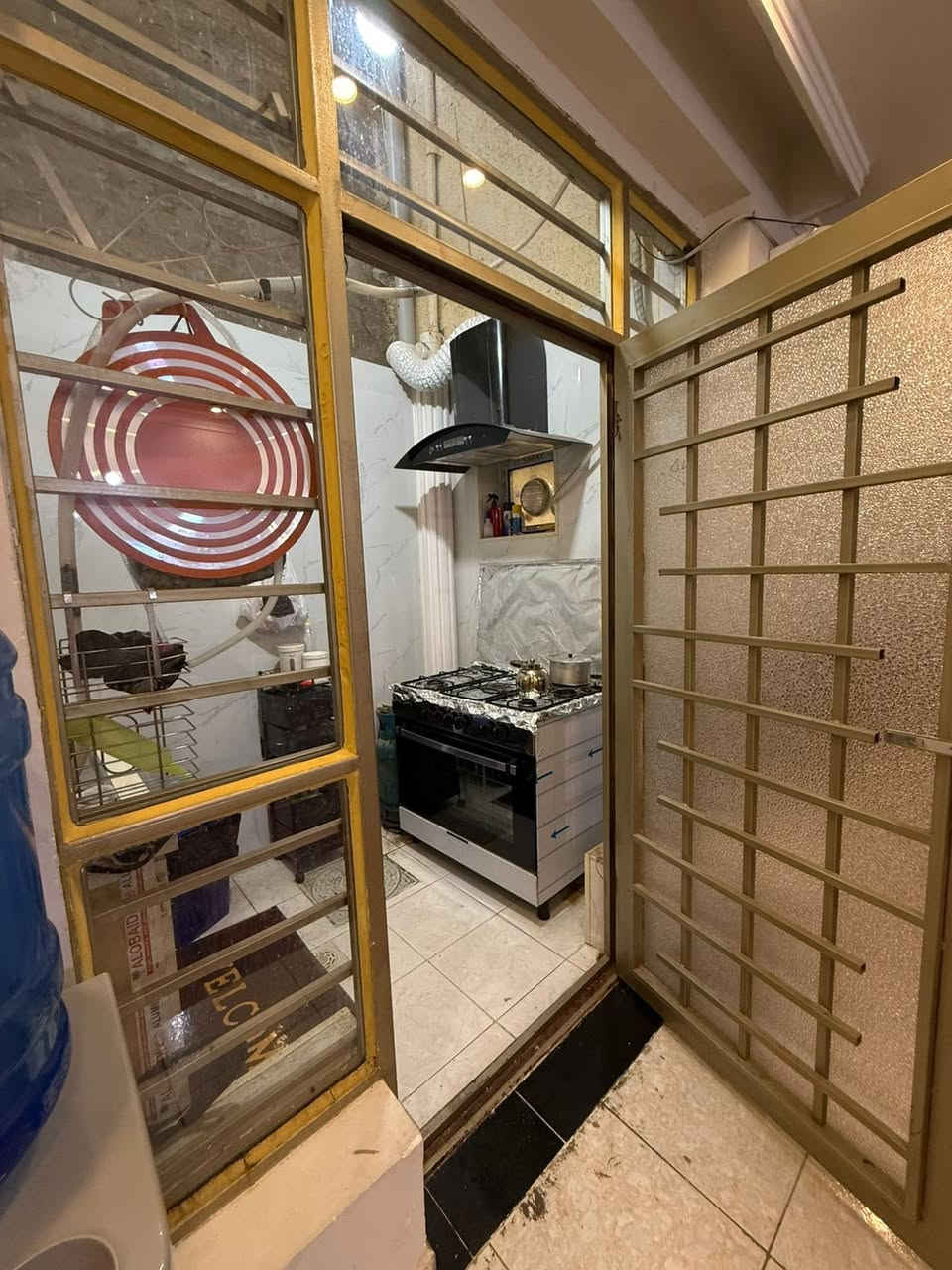 السلام عليكم                                                              
البيت للبيع  المساحة 150 متر واجهة 6 ونزال 25 
طابق ونص  يحتوي على غرفتين نوم وخدمات 
العنوان حي الحسين  قرب سياج الامن القومي

هــ ***********
