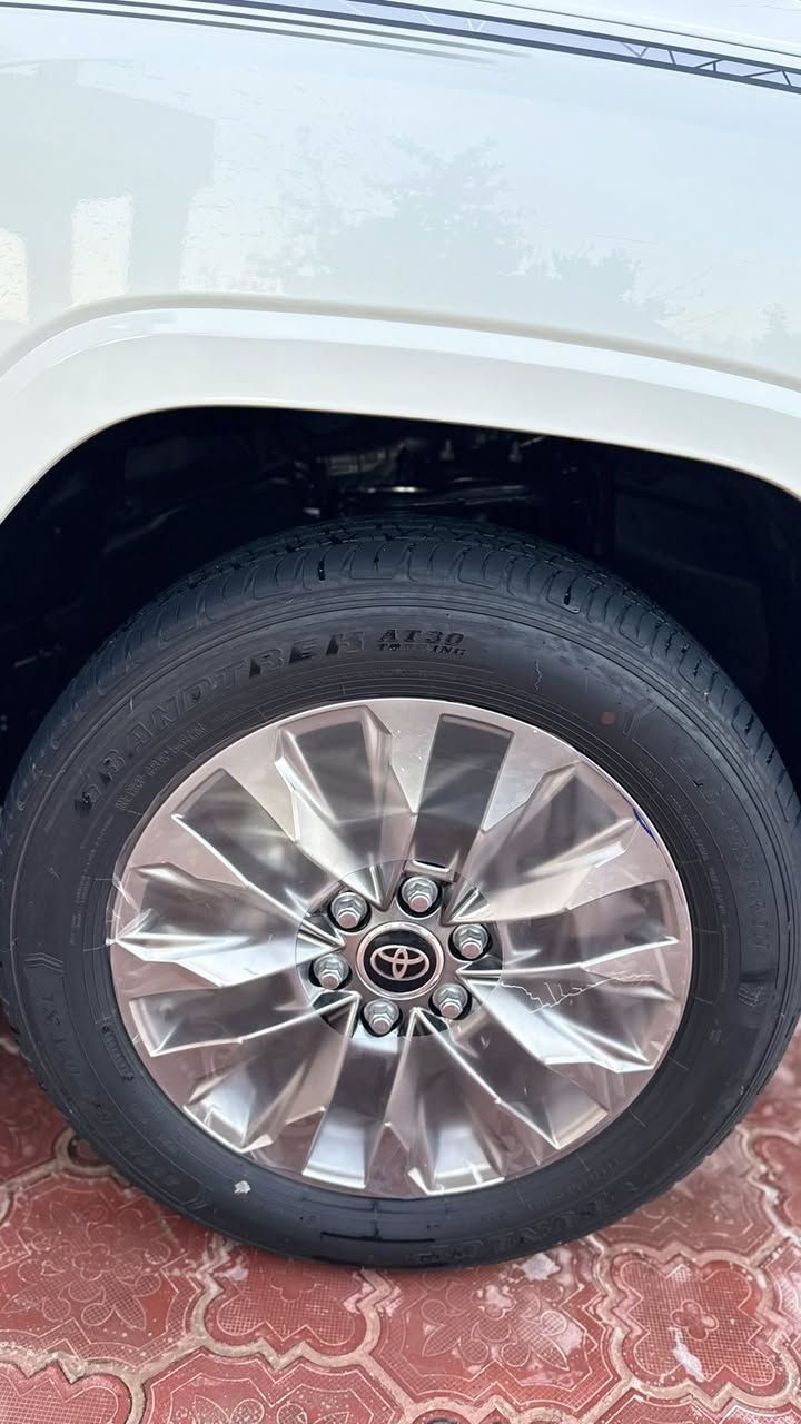 لاندكروز مديل 23 زيرو زيرو زيرو ماشيه 5 الاف رقم بغداد مشروع وطني السياره كفاله عامه من كلشي ع وضع الشركه بعدهه فول مواصفات محرك 6 سلندر تنفس طبيعي المرغوب السياره جديده كلش السعر 660 وبيهه مجال بسيط حك الجيه بس بيع او مراوس حسب القناعه رقم الهاتف *********** عنوان السياره بصره قضاء المدينه
