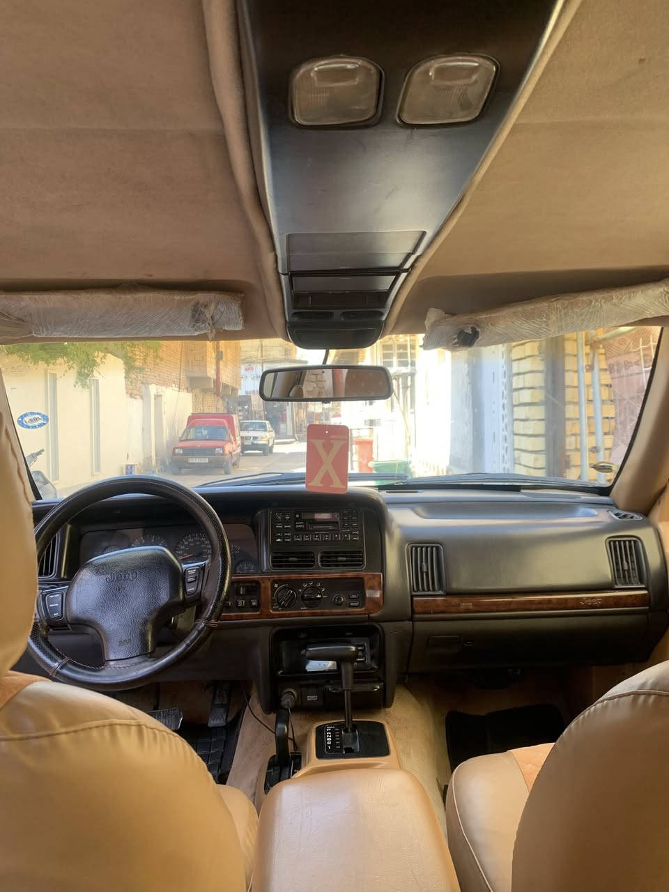 السيارة كله بلاد لاصبغ ولا ضربه مديل1996 محرك 8 بيه نوقص بصيطه مكان السيارة ناصرية مركز 
***********
