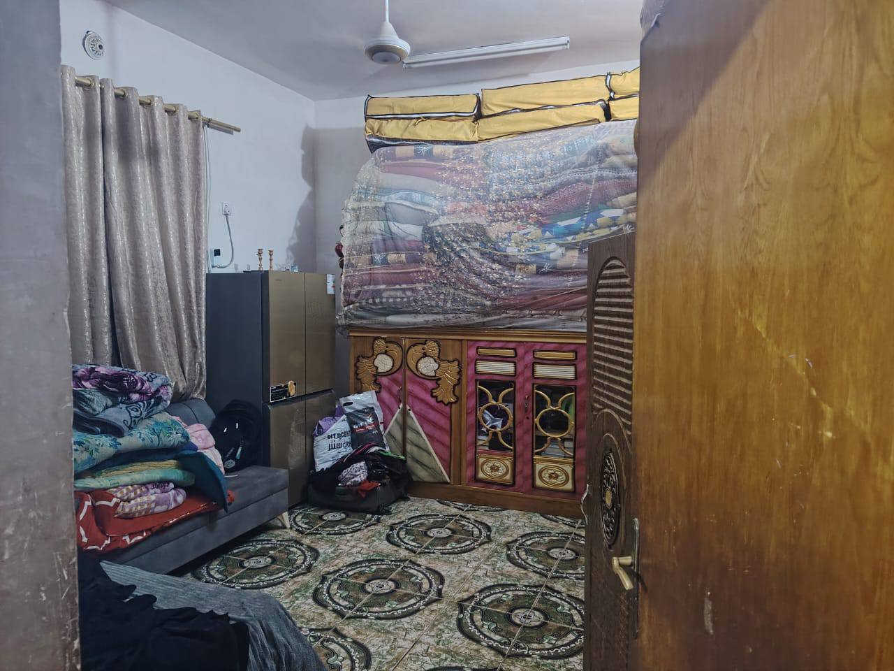 سلام عليكم بيت البيع  طابقين بيت غرفتين فوك غرفتين جوه بيت حلو حي تميم بل غسل على شارع بيت مناسب 200 متر حلو مرتب اني مكلف بل نشر رقم صاحب بيت. ***********6
