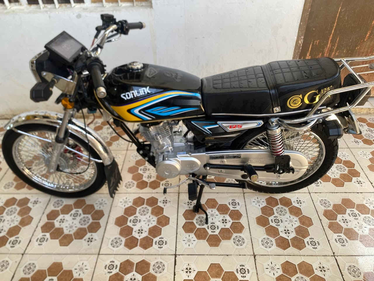 دراجه تايكر 4 نمر بعدها زيرو كلشي ما عايزها سويجات ثنين و منفيس السعر 700و بيها مجال  بسيط رقم ***********
