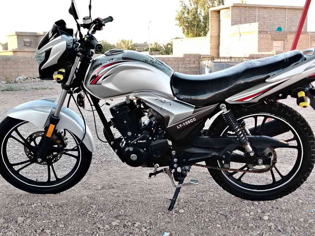 سلام عليكم
سايم كوت موديل 23 مسجل سنويه تحويل ثاني يوم 
بعده بلادي نضافه فوول نشاطه حلوه محرك بلادي 
شرط الك الفحص 
سعر مليون 400 بي مجال للشراي مو شراي اعبر مو تجيني بس تعامل 
مكاني حديثة بروانة
***********
دراجه موضحه مثل البلصوره
