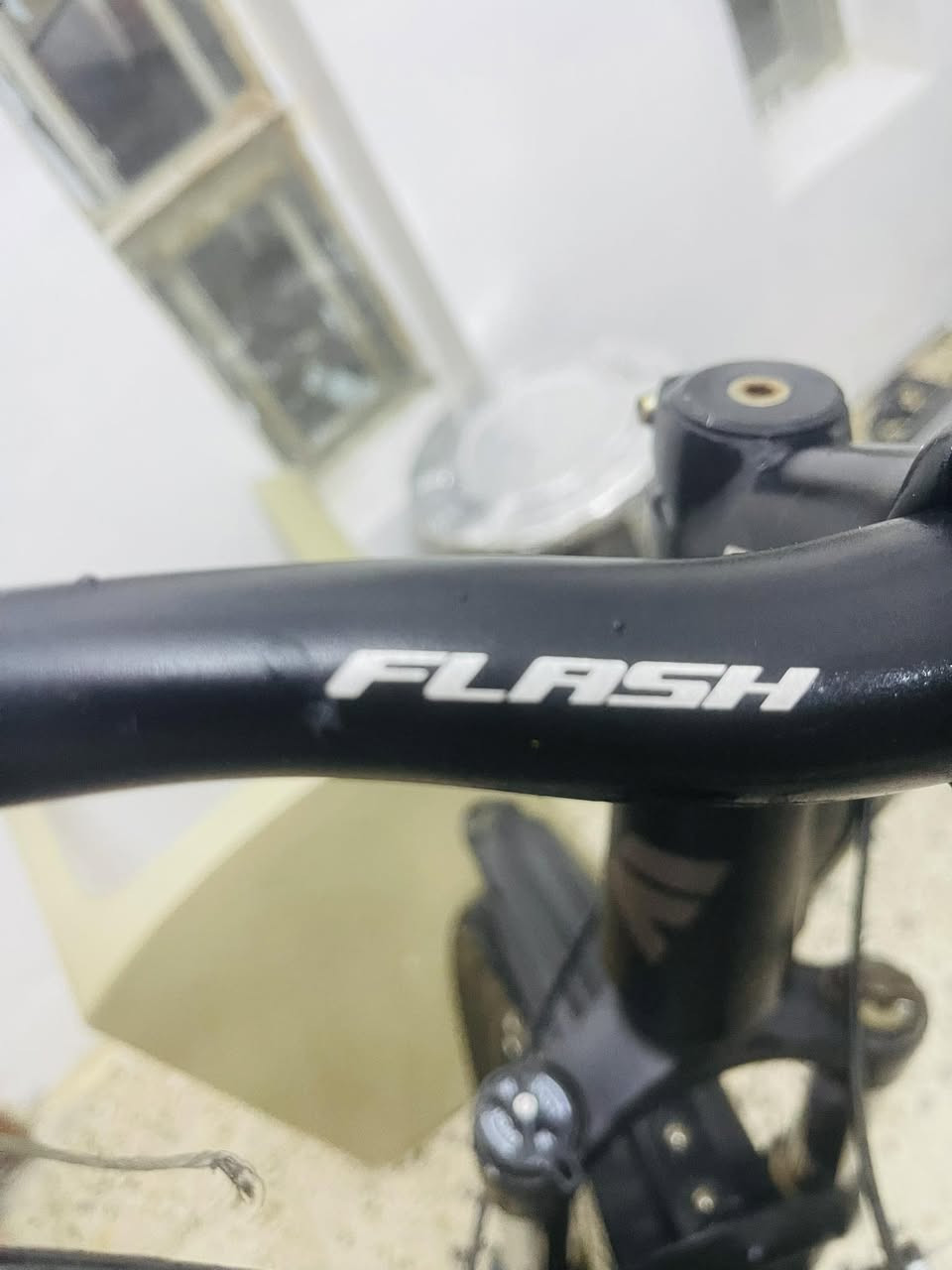 � 
للبيع: دراجة هوائية جبلية – FLASH

📌 الماركة: FLASH
📌 النوع: دراجة جبلية / مدينة (Hybrid / MTB)
📌 الحالة: مستعملة بحالة جيدة 
📌 اللون: أسود مع خطوط خضراء

🛠 
المواصفات:

🔥 الإطار: معدني قوي وخفيف (غالباً ألمنيوم)
🔥 حجم الإطارات: تقريباً 26–27.5 إنچ (مناسب للشارع والطرقات الوعرة الخفيفة)
🔥 التعليق الأمامي: يوجد – يمتص المطبات على الطرقات
🔥 السرعات: قفل دبل امامي
➡️ نظام سرعات متعدد (غالباً 21 سرعة)
➡️ 3 سرعات أمام × 7 سرعات خلف
🔥 الفرامل:
➡️ فرامل جنط (V-Brake) عالية الأداء
🔥 الكماليات المثبتة:
✔️ واقيات طين أمامية وخلفية
✔️ حامل قنينة مياه
✔️ ستاند (رجل جانبية)
✔️ مقعد رياضي مريح
السعر اتصل اوتعال خاص 
⸻

📍 اتصال/تواصل:

📞 (***********)
