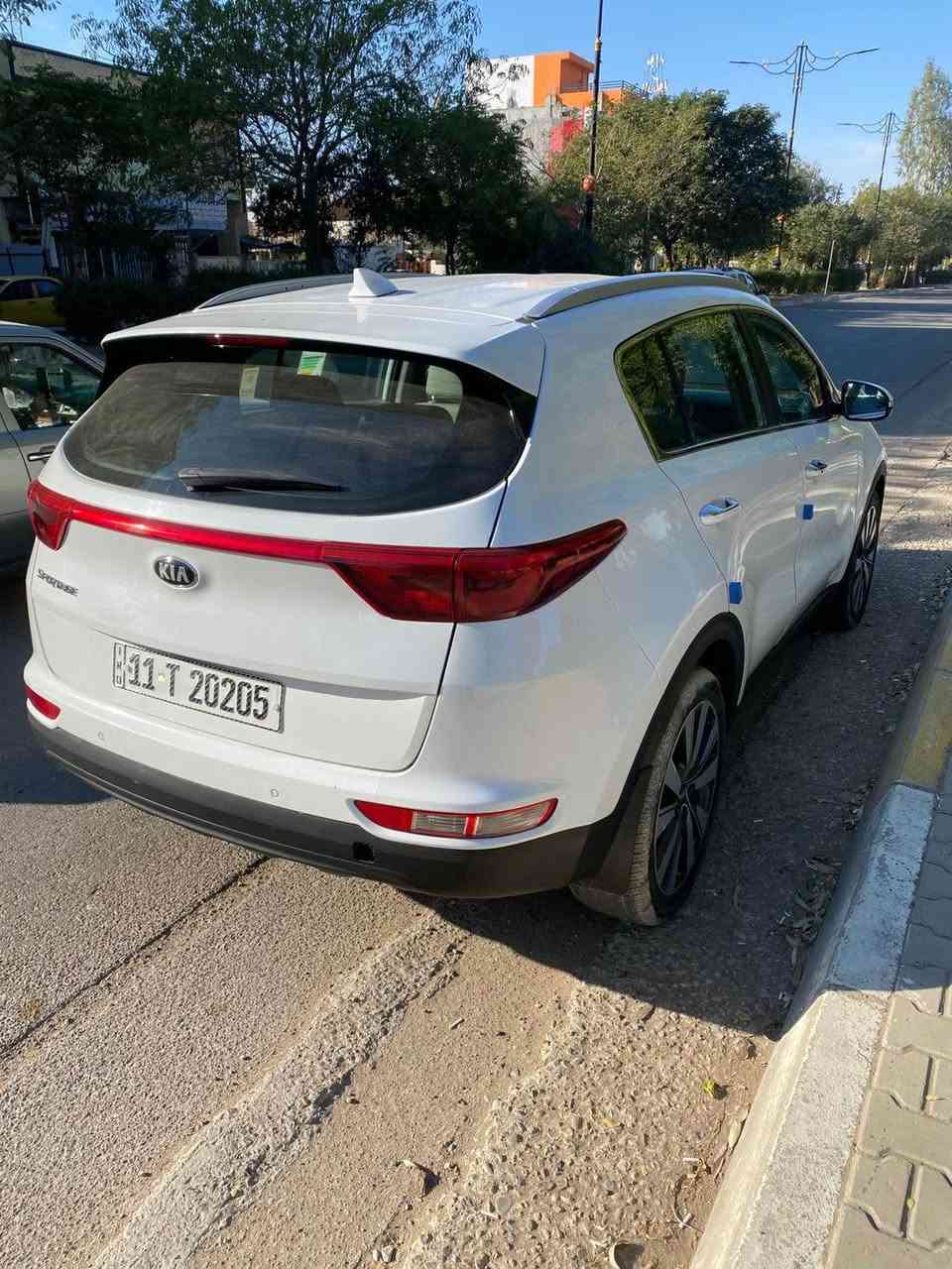 سلام عليكم للبيع  كيا سبورتج 2017 خليجي مكفول من الصبغ رقم بغداد ابـ اسمي  رقم مميز 
بصمة ابواب 
بصمة تشغيل 
حساسات اماميه 
حساسات خلفيه 
مري شفط 
ترحيب عند التقريب من السياره
جنطه كهربائي 
كامره خلفيه 
ثلاث انظمه قيادة سبورت ايكو عادي
أشاير بل مري 
ويلكب حجم 19
محرك 2000 دوش
تحكمات ستيرن جهتين 
تبريد قطعتين امامي خلفي
تبريد ❄️ وتدفئة ☀️ 
سنويه وهزه جديد لحد 2030 السونار موجود 
مكاني - ديالى- بعقوبة 
السعر 180  وبيه مجال 
الاستفسار ‭٠٧٧٢ ١٧١ ٢٣٩٥‬ بعقوبة, ديالى
