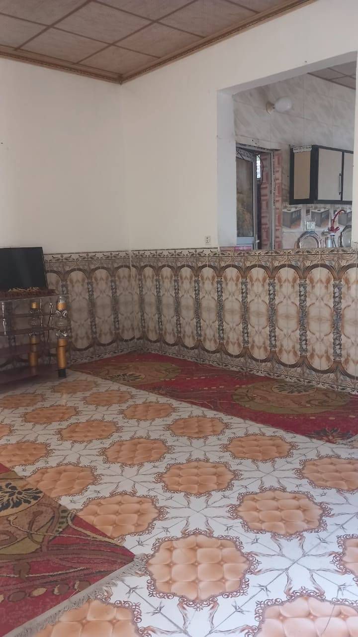 بيت البيع 150متر على طريق ابو جاسم حي الزهراء يبعد عن شارع العام 75متر يحتوي البيت غرفه نوم 2 صاله مطبخ صحيات وحديقه خلف البيت بلوك سندويج سقف ثانوي سيراميك شغل درجه اولى السعر 25مليون وبي مجال عنون  مكتب  السعدي للعقار بابل المسيب على طريق ابو جاسم يم حي النوار مقابيل فرن صمون ***********واتساب
