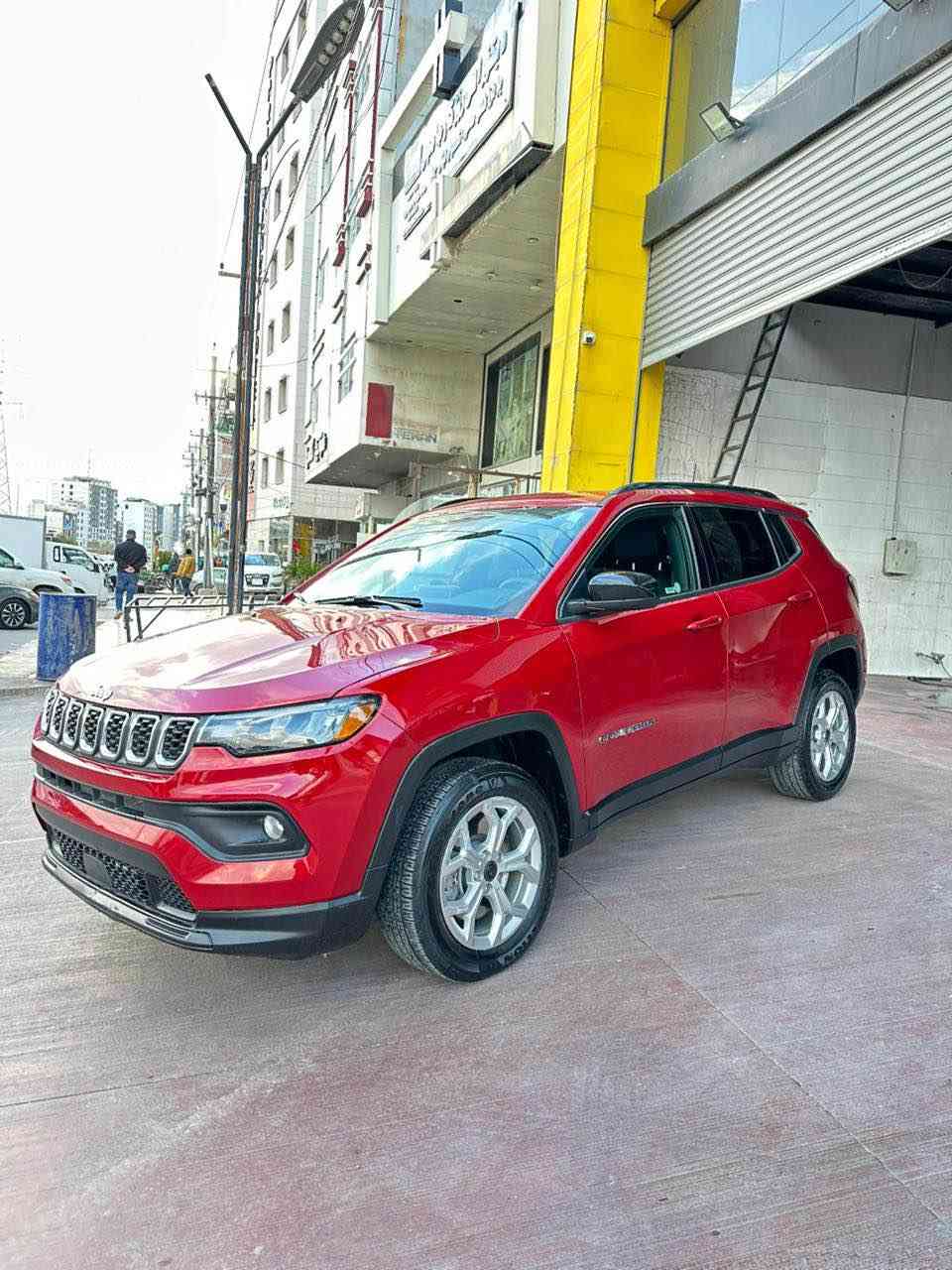 Jeep compass 2025

سلام عليكم

جيب كومباس 2025 فول مواصفات

رقم كاتى تترقم شمالي

سيارة جديدة لوك ماشيه 15000الف فقط

بنيد صبغ فقط بدون دواخل نهائيا 

بيها مكانات تعديل PDR بسيطة

الايرباكات كلهن سليمات✅

سيارة فول مواصفات وجديدة وبالعافيه للي تكون من نصيبة 

المواصفات 

▪️ الفئة:  LATITUDE فل كامل

▪️ المحرك: 2.0 تيربو 4 سلندر بقوة عالية واقتصاد بالوقود

▪️ ناقل حركة أوتوماتيك 8 سرعات + دفع رباعي AWD

▪️ اللون: أحمر مميز

▪️ لايتات LED أمامية وخلفية + LED نهاري

▪️ داخلية جلد فاخرة مع تطريز مميز

▪️ مقاعد كهرباء مع تدفئة

▪️ شاشة وسطية كبيرة + Apple CarPlay + Android Auto

▪️ شاشة عدادات ديجتل كاملة

▪️ كاميرا خلفية 

 + نقاط عمياء

▪️ مثبت سرعة + تحكم ستيرن متعدد

▪️بانوراما على طول السقف

▪️ دخول ذكي وتشغيل بصمة

▪️ مكيف أوتوماتيك دجتل قطعتين امام وخلف

▪️ نظام مانع انزلاق + ثبات إلكتروني + وسائد هوائية متعددة

▪️ ممشى قليل جداً وحالة وكالة 

💰 السعر 177$ ورقة ومجال بسيط 

عنوان اربيل

للاستفسار
*********** واتس اب
*********** أربيل, العراق
