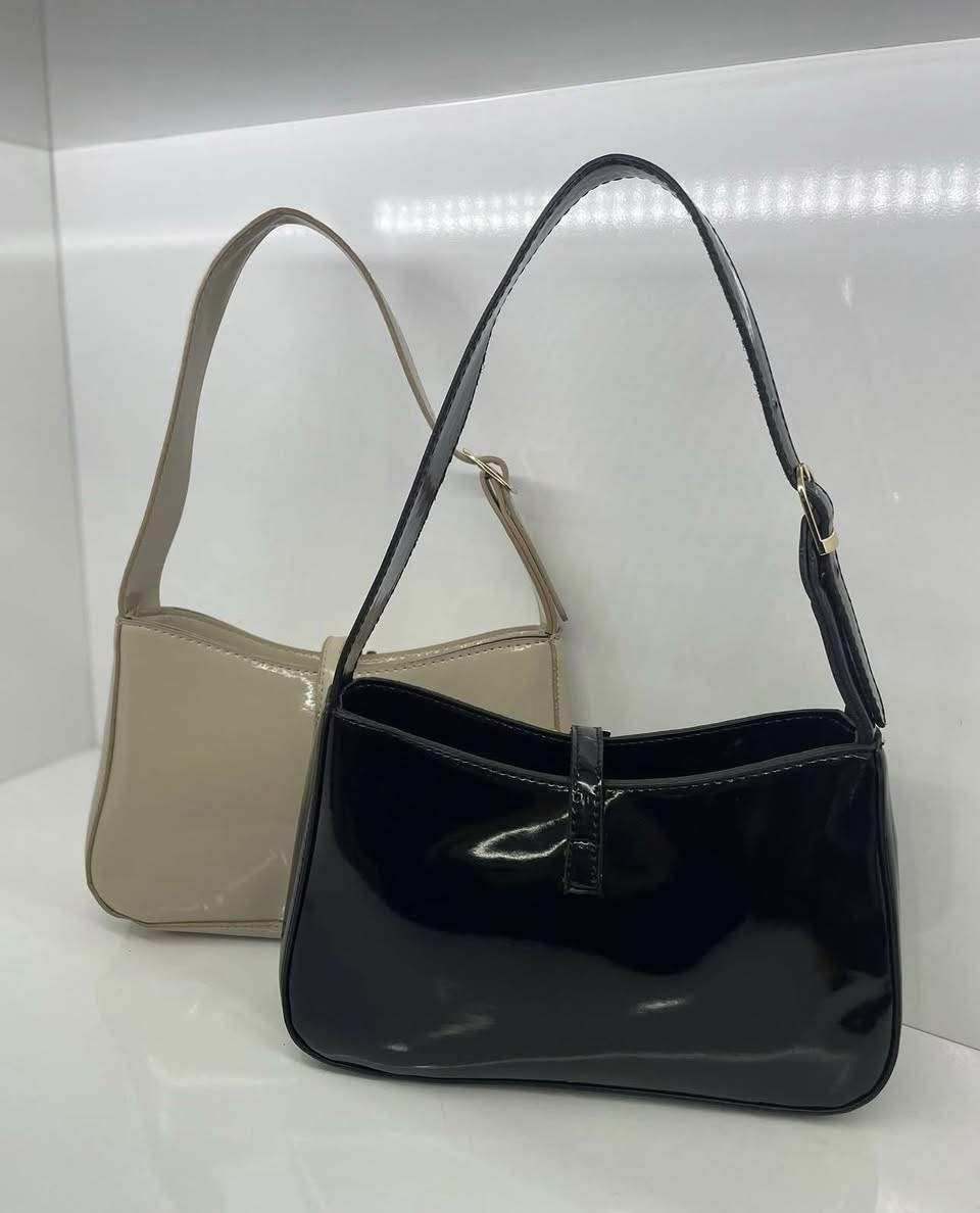 ✨ طقم شنطة + كعب فاخر ✨  

إطلالة راقية بتفاصيل لمعة فخمة — تصميم مميز ما متوفر برا بهالسعر ولا بهالفخامة 👠👜  

مخصص للصبايا الأنيقات يلي بيحبوا الستايل المرتب والناعم ✨  

متوفر لونين:  
🖤 أسود لمعة  
🤍 بيج لمعة  

📏 المقاسات: من 36 إلى 41  
💰 السعر بنور الله   

🚚 الشحن علينا لجميع المناطق  
⏱️ مدة التوصيل: حسب المنطقة  

للطلب والاستفسار تواصلوا على الرقم 📞  

الكمية محدودة ❗


**إذا كنت صاحب هذا الإعلان وتريد حذفه لأي سبب، رجاءا أرسل رسالة إلى الدعم الفني**