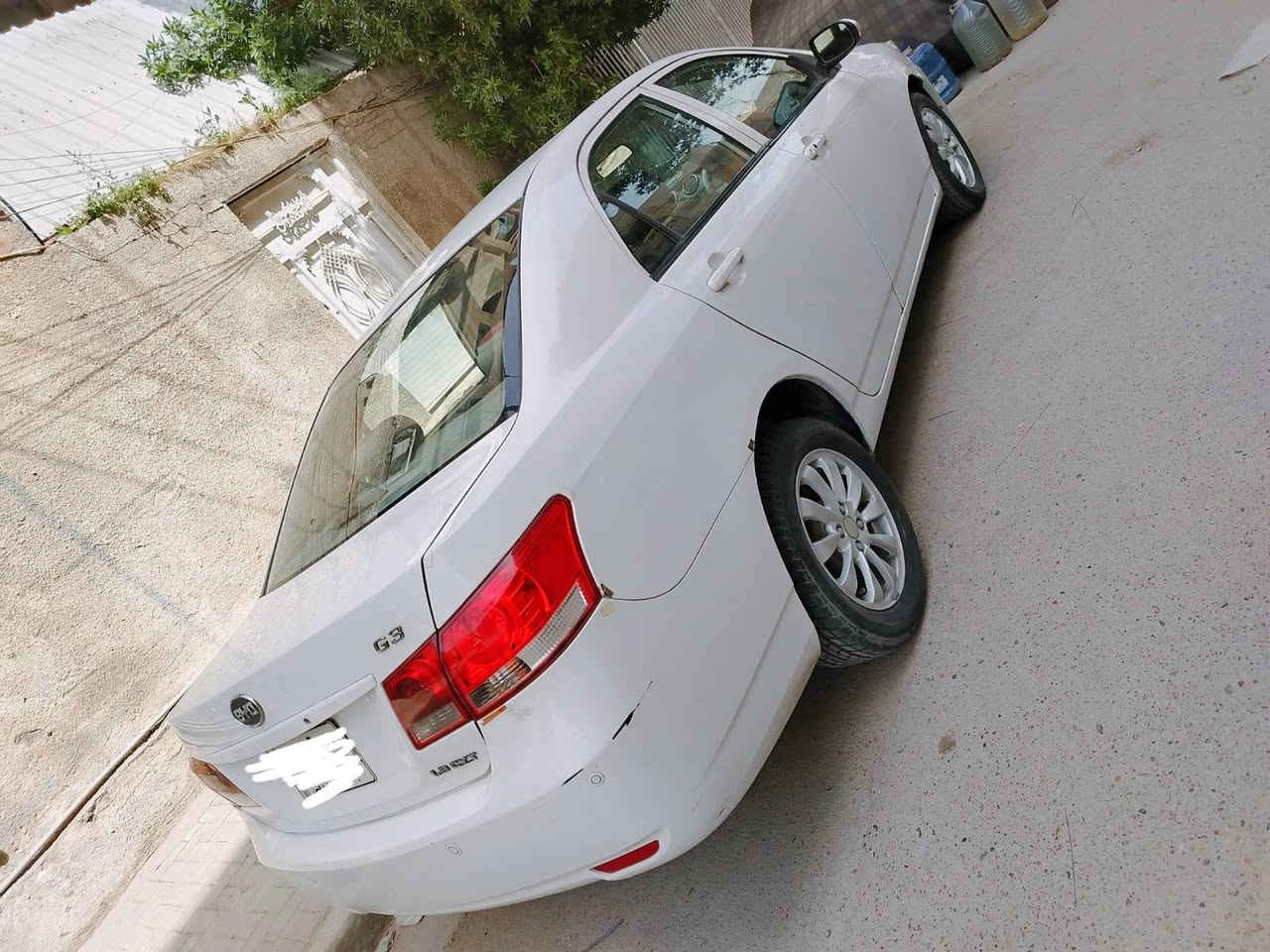 السلام عليكم.. BYD G3 
 موديل 2012 للبيع السياره الوحيده بالعراق بهل نظافه
 السياره على ايد وحده من الشركه العامه السياره ماشيه 45 الف كيلو متر مابيها ولا قطره صبغ السياره جديده من كل النواحي من الصدر والتبريد والتدفئه كله جديد رقم بغداد باسمي شرط التحويل ثاني يوم مكاني بغداد الكراده  الشراي يتصل على الرقم و سعرها 75 ورقة و بيها مجال للطيبين *********** بغداد, العراق
