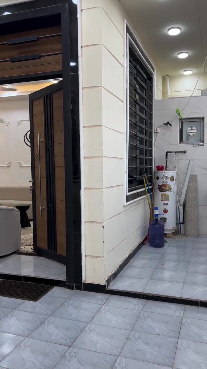 دار للبيع بيع مستعجل لضرف خاص 
بناء حديث طابوق كونكريت تصميم هندسي وديكورات جبسن بورد
مع حديقه داخليه وديكور حديث 2026 
البوب نجاره عراقيه والخارجيه بيبان قاصه حديثه
السعربدون اثاث 142مليون غير قابل للتفاوض 
السعر مع الاثاث 155مليون 
المساحه 200متر طابو زراعي سند 25
العنوان/حله بكرلي2الطريق من مخبز ليمونه  
قرب المضيف
شارع الدار 10متر تبليط خدمات كامله
يحتوي الدار على 2غرف نوم وكلدور واستقبال ومطبخ وصحيات داخليه وخارجيه وكراج سياره
للاستفسار
*********** 
***********
