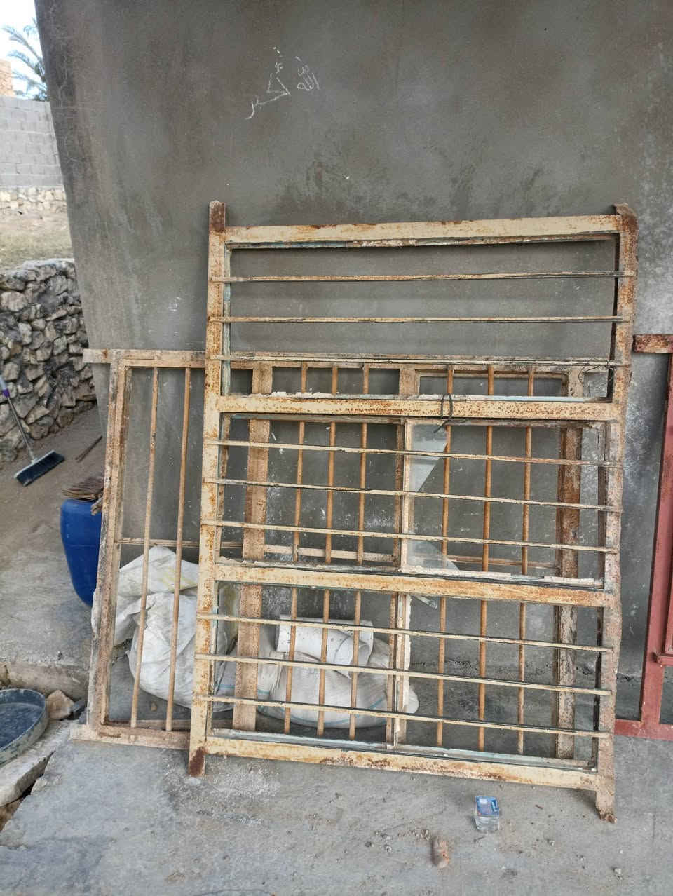 شبابيك للبيع
 ***********
