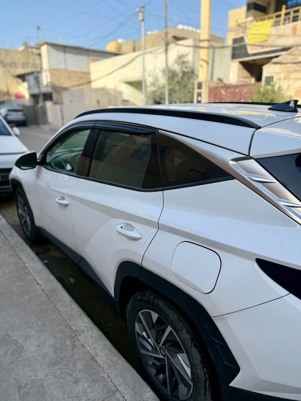 توسان ٢٠خليجي مواصفات فول قماره حديد 
بصمه ترحيب كشنات كهرباء هند بريك دكمه شاشة كبيره كار بلي كامره خلفيه مري شفط بردات خلفيه ٥ويل كب لد امامي خلفي 
سياره جاهزه بدون نقص سونار بلمنشور الباب والجاملغ انصبغ جزء منه بسبب شخط الدعاميات مصبوغه رايدهه ب١٨٩وبيهه مجال مكاني بغداد
*********** بغداد, العراق
