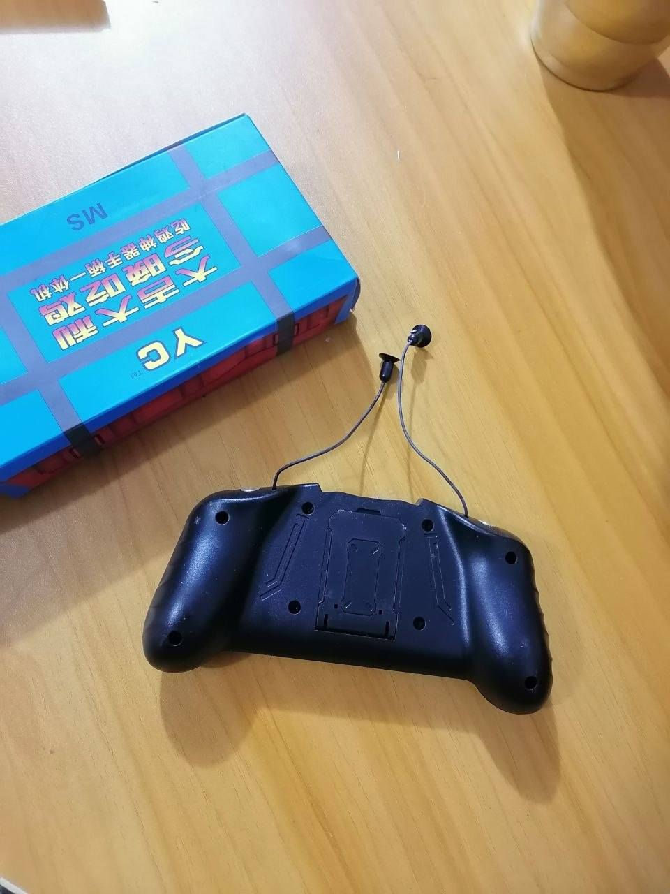 قبضة تحكم بالألعاب للهواتف الذكية (Gamepad) المخصصة لألعاب مثل ببجي، وهي مصممة لتوفير تجربة لعب أفضل.
الي محتاجها يراسلني وتساب ***********
