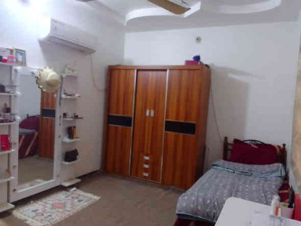 🏡 بيت للبيع — قنطرة السلام (عمود 44)
📐 المساحة: 100 م
📍 الموقع: شارع مقرنص جديد — قنطرة السلام

🏠 تفاصيل البناء: طابقين + طابق مخزن + سطح كبير

الطابق الأول:
• حمام خارجي وحمام داخلي
• غرفة واحدة
• مطبخ
• صالة
• استقبال

الطابق الثاني:
• غرفتين نظام سويت
• سطح صغير

الطابق الإضافي:
• مخزن
• سطح كبير
لتفاصيل أكثر تواصل 
واتساب أو اتصال ***********
