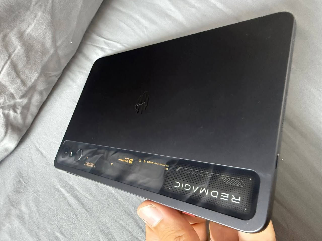 سلام عليكم
تابلت الألعاب الاقوه بلا منافس مستخدم بحالة جيدة نضيف 
REDMAGIC Nova Gaming Tablet 
وحش الألعاب من ريدماجيك

المعالج: Snapdragon 8 Gen 3

التخزين والذاكرة: 512GB مع 16GB RAM

الشاشة: IPS LCD بحجم 144Hz 

الكاميرات:
 • خلفية 50MP
 • أمامية 20MP
البطارية: 10100mAh مع شحن فائق السرعة 120W 

مقاومة الماء: غير مقاوم

مصمم خصيصًا لعشاق الألعاب اللي ما يقبلون بأقل من القمة!


**إذا كنت صاحب هذا الإعلان وتريد حذفه لأي سبب، رجاءا أرسل رسالة إلى الدعم الفني**