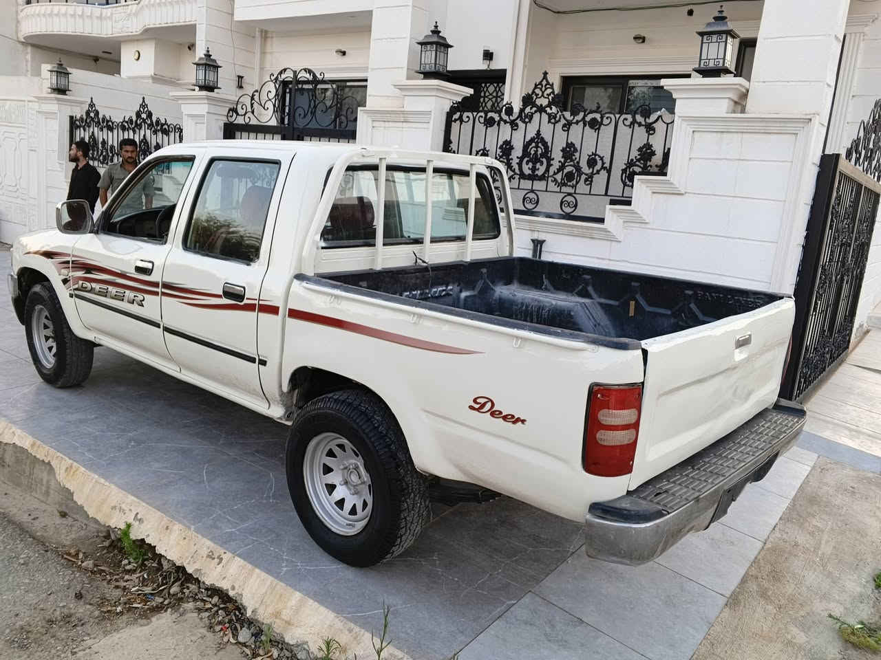 پیکاب دێر 2007
بیلاد کابرێتە .سەنەوی مەنەفێست ئەسڵی
گێرو مەکینەو ئەکسلی لۆکە 
شانسی لۆک خایسو ڕزیوی نیە 
چوار تایەی لۆک تازە بەستراوە
نمونەی جوانیو هەرزانی
***********
