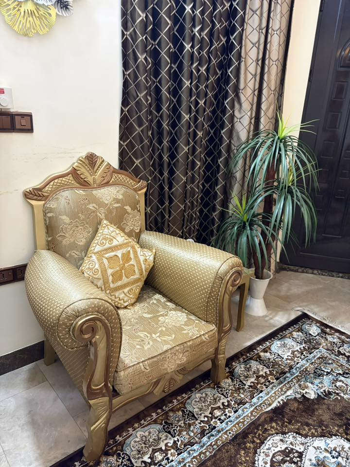 تخم ملكي 10 مقاعد للبيع 
سلام عليكم

تخم ملكي ذهبي 10 مقاعد 

مقاعد كراسي عدد 4

و مقاعد ثلاثية عدد 2

للبيع بسعر 600 الف و بي مجال بسيط

المكان بغداد - حي الجامعة

***********
