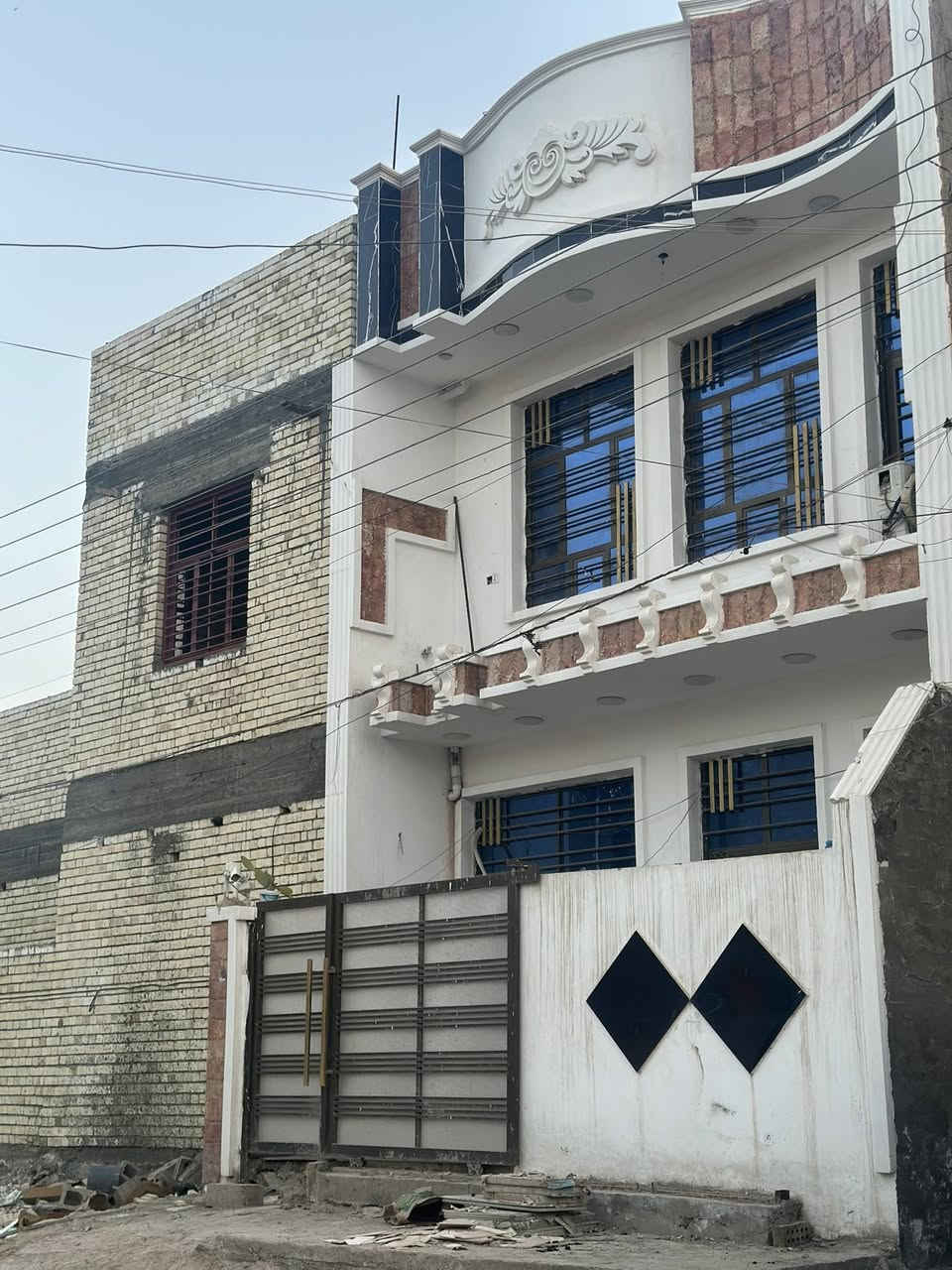 بيت للاجار ابو غريب منطقة شهداء البيت كامل جديد صارلي 4 اشهر من كملت عمل لبيت كامل مأطور ماي السخان الكاميرات الواير مال لمولد جوزة لبيت كامل من كلشي حمام فوك وجوة 3 غرف بية واستقبال ومطبخ  بل شهداء قرب لملعب مال وسام قريب على لمدرس قريب على سريع وهذة رقمي ***********
