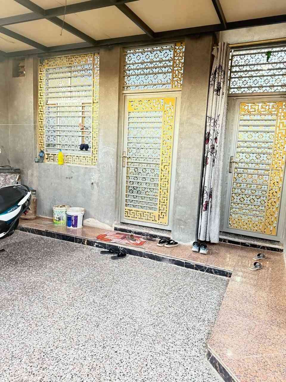 اللهم صل على محمد وال محمد

بيت للبيع حي الحكم/قريب على صيدليه زمزم/

المساحه 200 م // شارع 20 //مقابل خدمات/بناء جديد/

طابقين

 الطابق الأول غرفتين نوم وصاله ومطبخ واستقبال

 وحمامات داخليه وخارجية وطارمه وكراج كبير

الطابق ثاني//غرفه وصحيات وبيتونه

***********
🔴🔵🟣🌍وفي حال ترغب بعرض عقارك للبيع يمكنك مراسلتنا على الماسنجر أو الواتساب وكل الهلا بيكم
