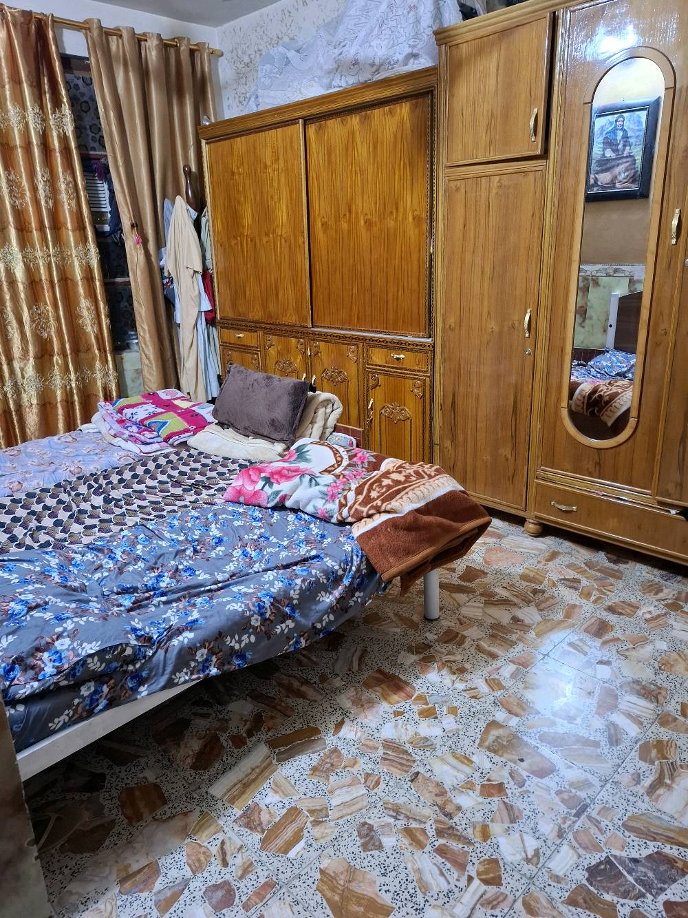 دار بالشالجيه للبيع ١٠٠ متر (طابو صرف )من جهه سياج السكك ثاني بيت بالفرع 
بناء مسلح جديد طابقين 
بي ٤ غرف واستقبال وحمام عدد ٢ كبار وتواليت خارجي وطرمه ومطبخ  
الاتصال او واتس اب ***********