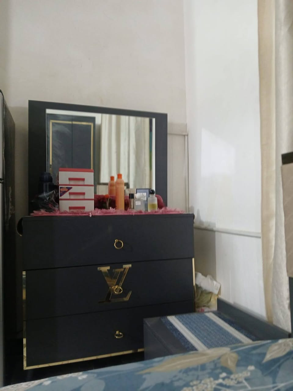 غرفة اخشاب تركي ٥قطع استعمال قليل جدا نضافه ٩٩/١٠٠ بدون اي ضرر تنباع بدون دوشك السعر ٥٥٠ وبيها مجال قليل جدا العنوان قرية الغدير مراسله فقط واتساب ما متواجد مازنجر رقم الواتساب *********** النجف, العراق
