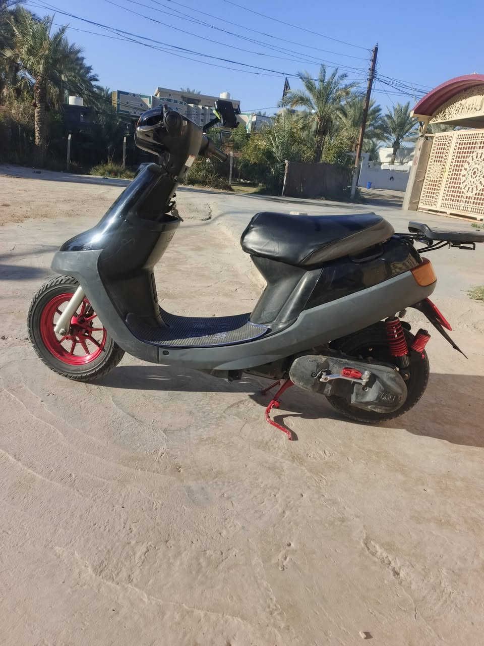 اسلام عليكم دراجه النوع بطه لون اسود للبيع محرك 80مو ستين يعني سرعت الدراجه 80 ماشه وتايرات ووياله ماكس كابريته دبل جديده دراجه مكفووله وحلوه ومرتبه السعر 400مكاني كربلاء ***********
