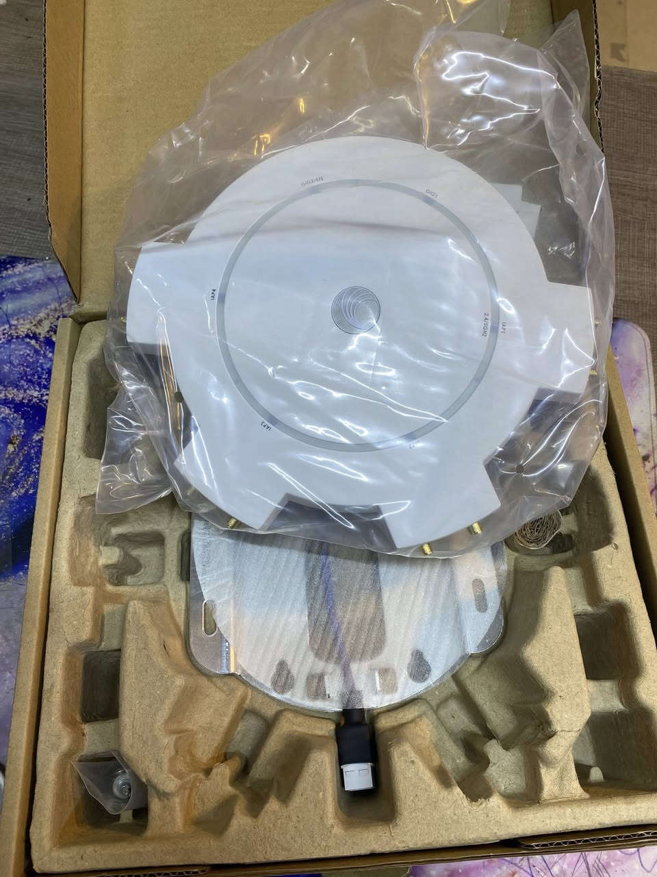 هذا الجهاز هو نقطة وصول واي فاي (Wi-Fi Access Point) من شركة Xirrus (المملوكة حالياً لشركة Cambium Networks).
بشكل أدق، هذه الأجهزة تُسمى "مصفوفات واي فاي" (Wi-Fi Arrays)، وهي تختلف عن الراوتر العادي الذي نستخدمه في البيت لأنها مصممة لتحمل أعداد هائلة من المستخدمين في نفس الوقت.
إليك أهم مواصفات واستخدامات هذا الجهاز:
1. الاستخدام الأساسي
يُستخدم في الأماكن التي تشهد ازدحاماً كبيراً، مثل:
• قاعات المؤتمرات والجامعات.
• المطارات والملاعب.
• المكاتب الكبيرة والشركات.
2. ميزته عن الراوتر العادي
بدلاً من وجود جهاز واحد يبث إشارة واحدة، يحتوي هذا الجهاز بداخل الهيكل الأبيض على عدة أجهزة راديو (Radios) (تلاحظ مكتوب عليه IAP1, IAP2, IAP3.. إلخ)، مما يسمح لمئات الأشخاص بالاتصال بالإنترنت في وقت واحد دون أن تضعف السرعة أو ينقطع الاتصال.
3. طريقة التشغيل
• هذا الجهاز يحتاج إلى سلك إيثرنت (LAN) قادم من "سويتش" يدعم خاصية PoE (الطاقة عبر الإيثرنت)، لأنه غالباً لا يحتوي على قابس كهرباء عادي، بل يأخذ طاقته من سلك البيانات نفسه.
• يحتاج إلى إعداد (Configuration) من خلال برنامج إدارة خاص بالشركة المصنعة (Xirrus Management System).


**إذا كنت صاحب هذا الإعلان وتريد حذفه لأي سبب، رجاءا أرسل رسالة إلى الدعم الفني**