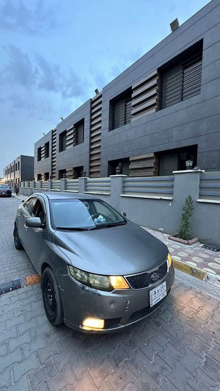 السلام عليكم
سيراتو موديل 12 خليجي 
مكينة 1600 دوش المرغوب 
رقم بغداد باسمي تحويل ثاني يوم 
ماشيه 300 كيلو متر حقيقي 
مكينه كير كهربائيات تبريد صدر كله جديد
بيه جاملغ ايسر مصبوغ فقط بدون دواخل
السياره بدون اي نقص جاهزه 
السعر 88 وبيه مجال 
مكاني بغداد حي الحسين 
***********
