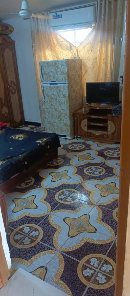 السلام عليكم اقره التفاصيل اوبلخدمه
الطابق الأول غرف ٢
صاله... إستقبال... مدخل... كليدور.... مطبخ... صحيات داخليه عدد ٢ صحيات خارجيه عدد ٢ اوطارمه امطبكه 
ارضية البيت بورسلين البيت كله هزاره   ١٢٠ سيراميك 
السقف كونكريت مسلح بناء طابوك نضيف 

المساحه الكليه 255 متر 

الطابق الثاني غرف عدد ٢
اوصاله ..... اومطبخ....اوصحيات ..... اوصطح 
عنوان حي العسكري الرابع قرب مكتب غسان الشباني 
السعر 115 واني خادم هذا رقم صاحب الدار ***********
