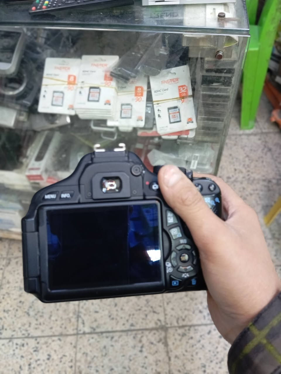 السلام عليكم اخوتي 

كانون 600D نضيف اخت الجديدة شاشة قلابة بيها واي فاي مع كامل الملحقات وياها هدية: جنطة رام 32 كيبل تحويلة من الكامرة للمبايل حزام ظهر وكتف وشاحنة الاصلية 

توجد جميع موديلات الكامرات التصوير الفوتوغرافي داخل معرض كامرات بغداد 

يوجد لدينا خدمة توصيل لجميع المحافضات العراق 

للأستفسار المراسلة على هذه الأرقام التالية:***********
***********
وبخدمتكم
