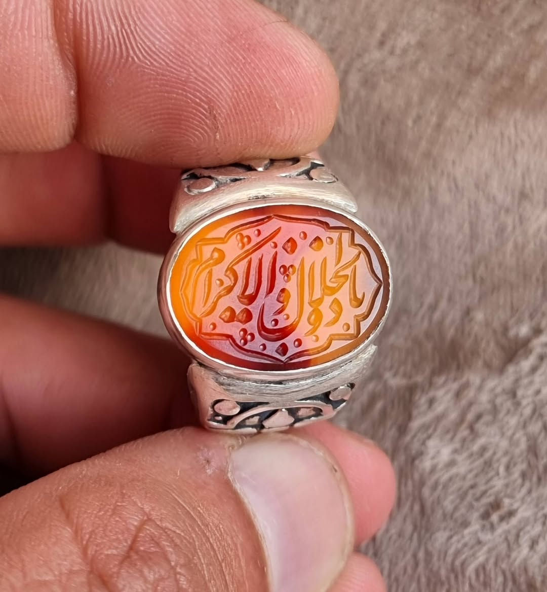 عقيق يماني زعفران مخطوط خط يدوي المبدع محمد همداني 
                          🔥يا ذا الجلال والإكرام🔥
بصياغه يدويه ثقيله للبيع مكاني بغداد يوجد توصيل إلى جميع المحافظات للبيع فقط فقط أحبتي الغوالي ما اراوس بس ابيع 
***********
